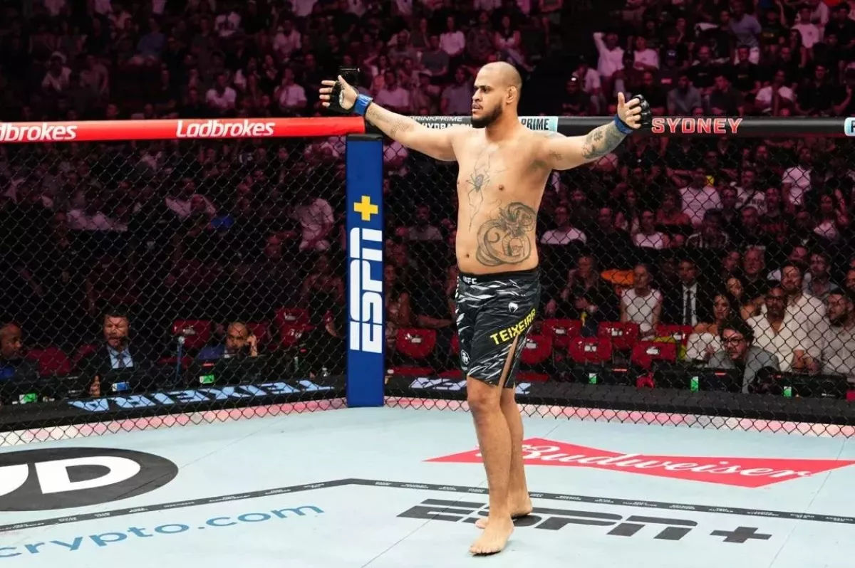 120kilový obr z UFC trefil drobnou šampionku. Rány jí procházely břichem