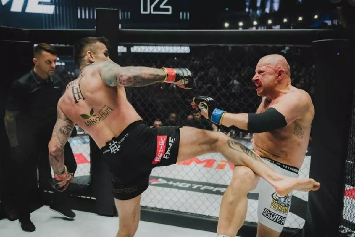 52letý MMA zápasník nahradil syna v boji. Soupeře kousl a byl diskvalifikován!