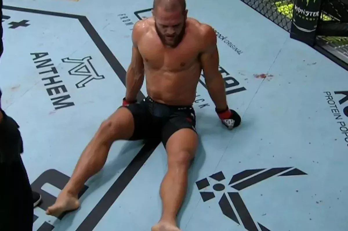 A v noze zapraskalo. Hodně bolestivý konec hlavní bitvy v UFC