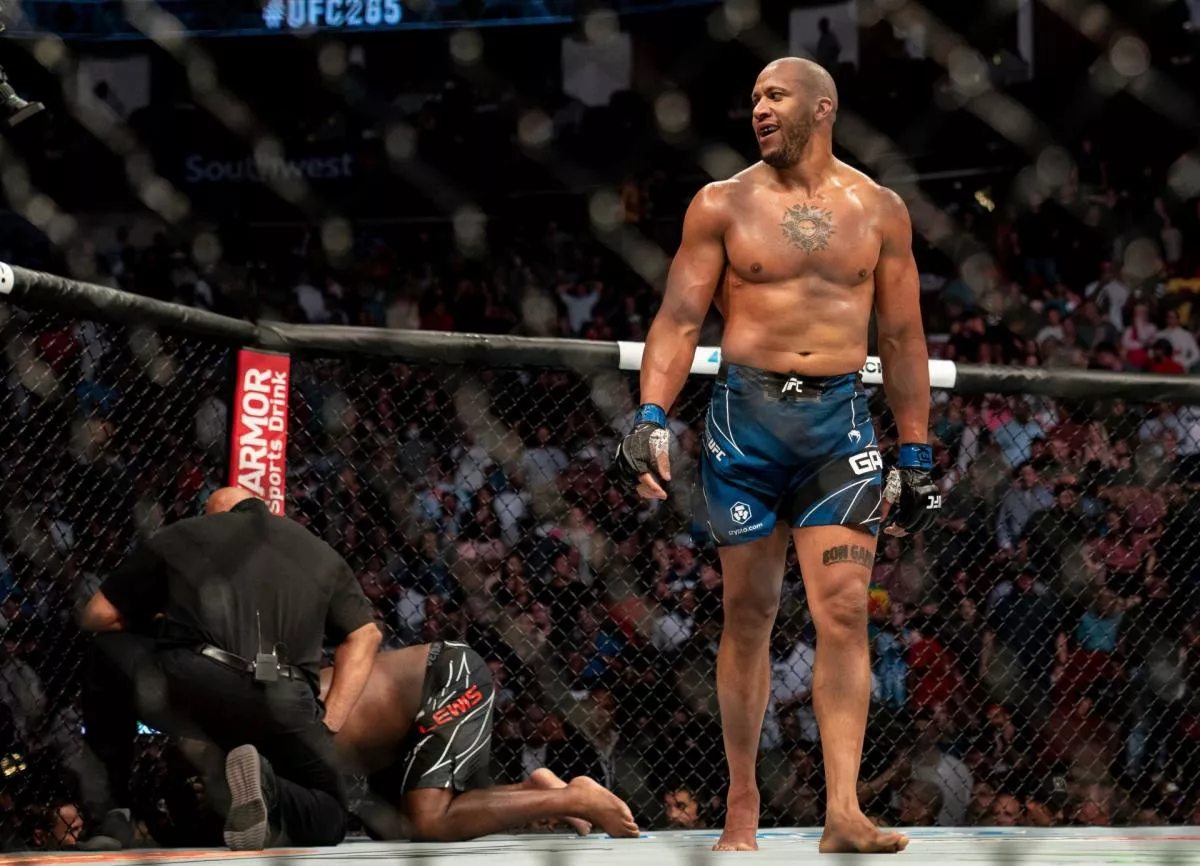 Absolutní nadvláda v bitvě o titul těžkých vah v UFC. Neporažený vítěz demoloval a má TKO