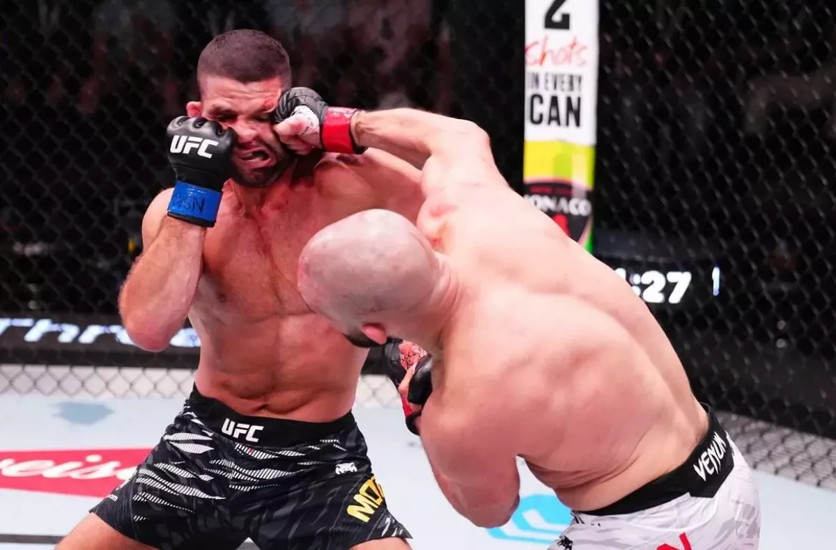 Američan z UFC stále umí. Tvrdými údery vyhodil soupeři pojistky