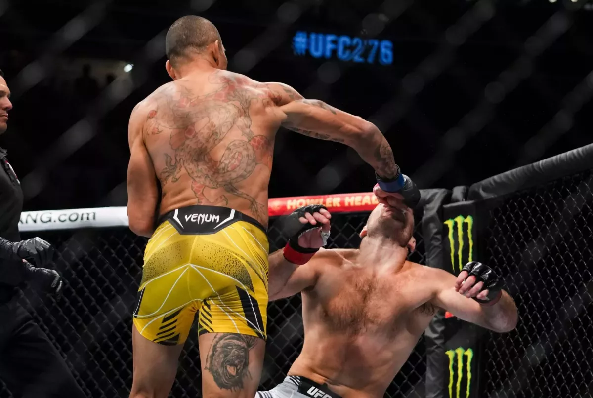 Americký tvrďák zažil náraz do zdi! Místo titulového výstřelu přišlo KO od kickboxera
