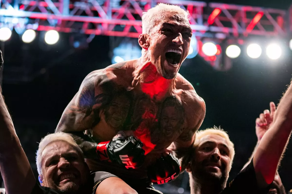Ani ranař Gaethje na Oliveiru nevyzrál! Už v prvním kole ho Brazilec uškrtil. Pak políbil šéfa na pleš