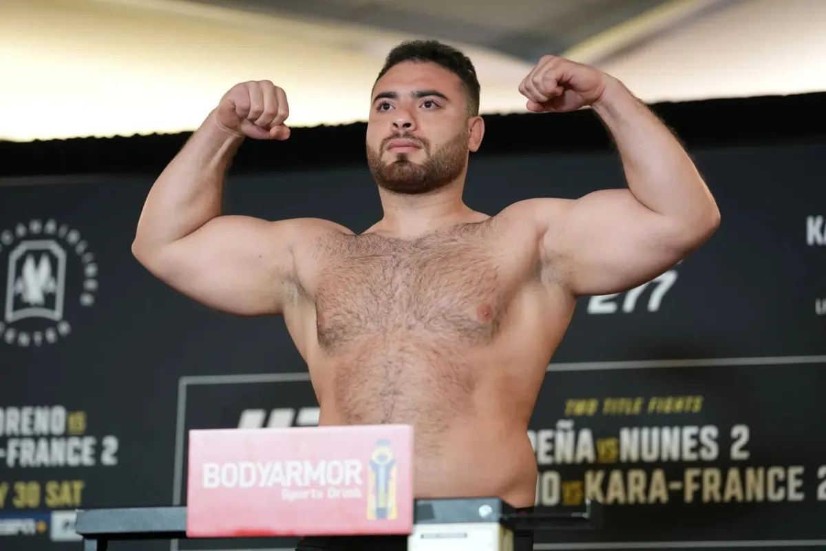 Bez milosti. 120kilový hromotluk byl po výhře vyhozen z UFC