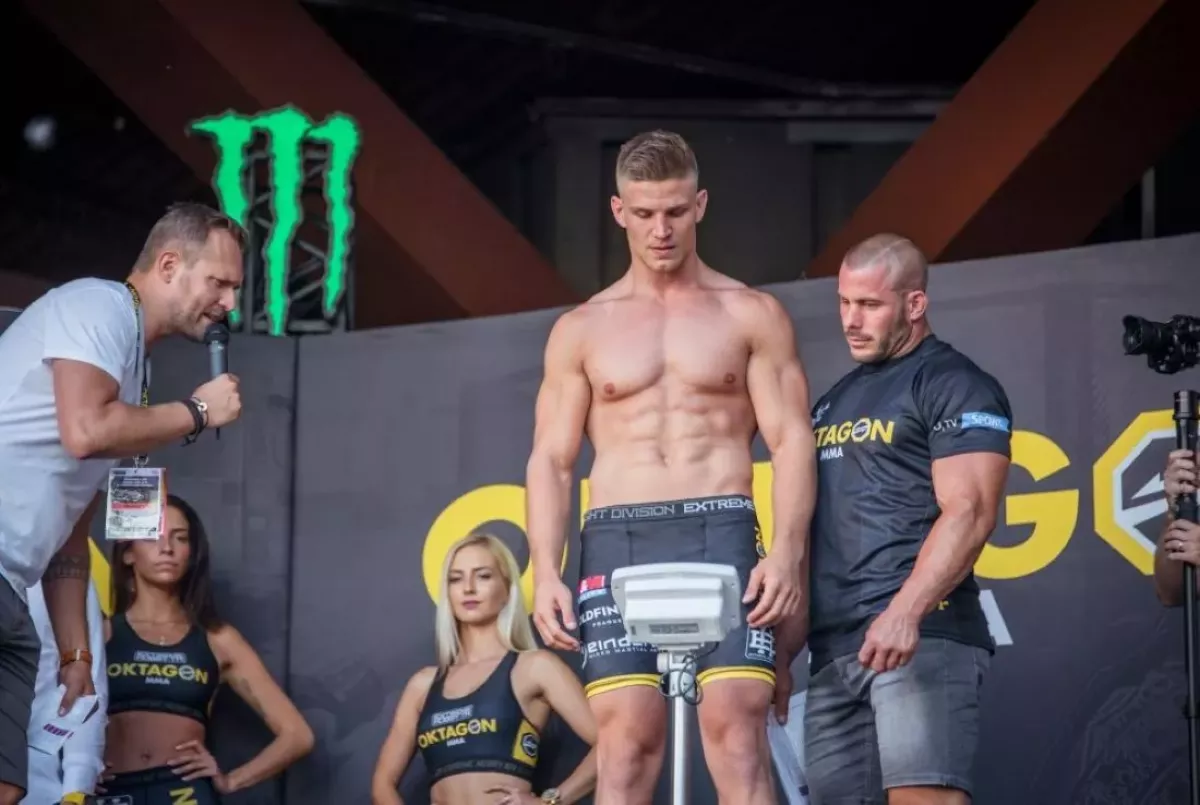 Biceps si neměřím, stačí, že je žilnatý, směje se vysekaný Petrášek před Edenem