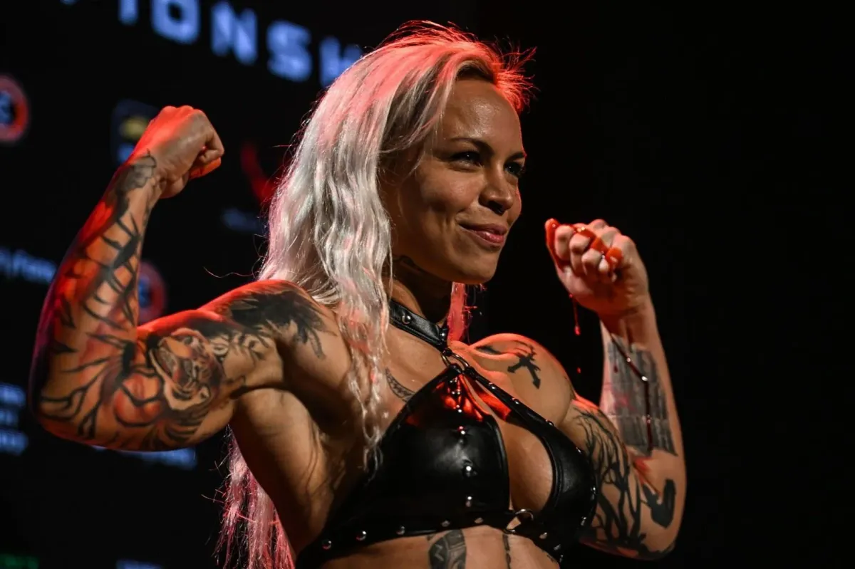 Boxerka vytáhla při vážení na soupeřku bič. Obě ho použily