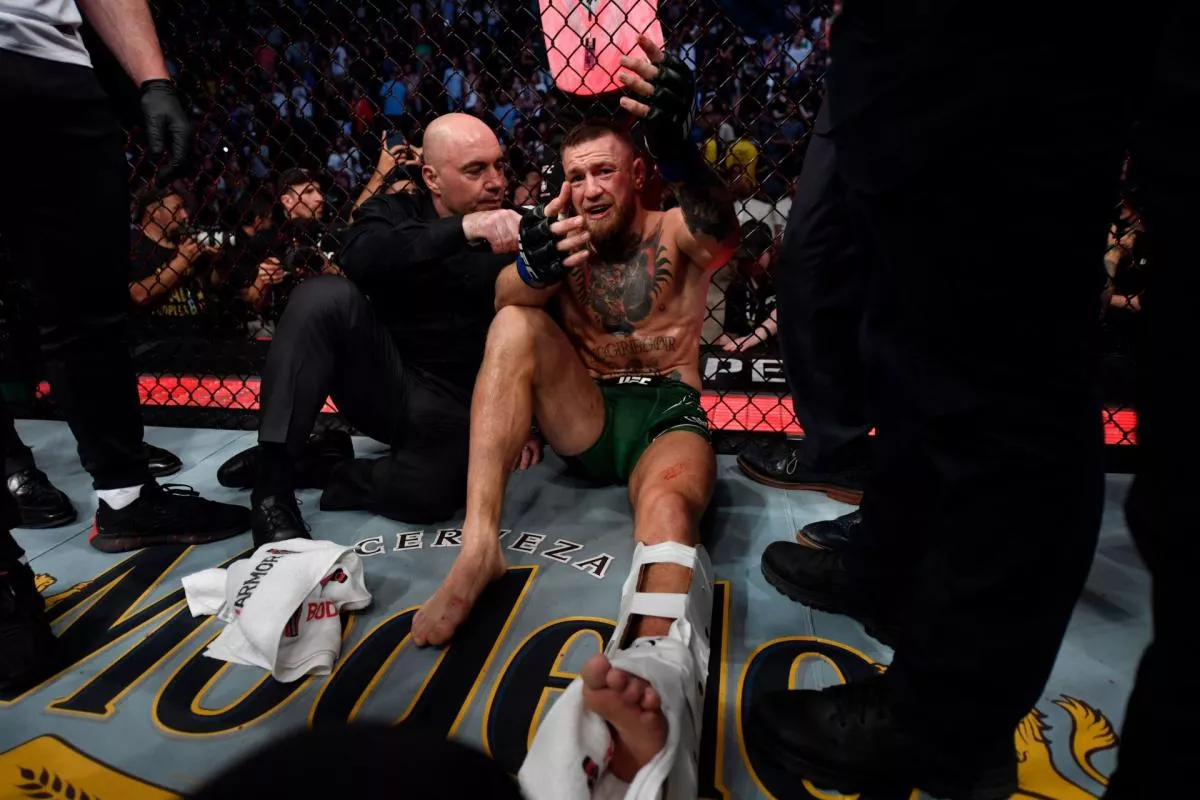 Brutální konec pro McGregora. Zranění ho vyřadilo z boje a prohrál TKO. S ortézou na noze byl odvezen z haly