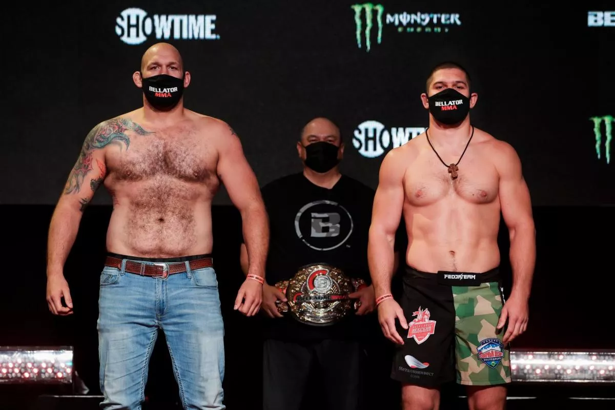 Bude korunován prozatímní šampion těžké váhy. Do MMA klece jde také olympijská vítězka