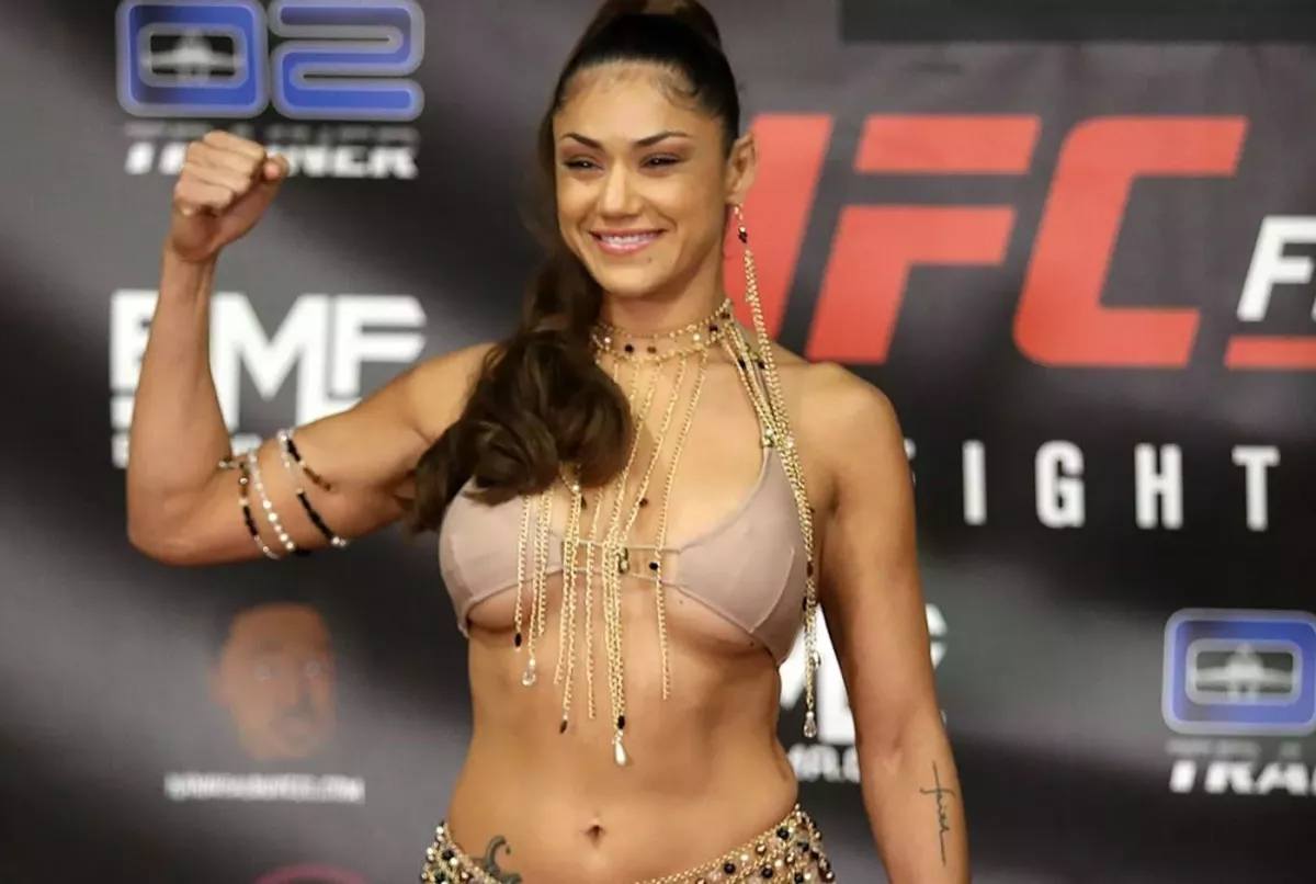 Bývalá bojovnice UFC chce do fackovací ligy. Názorně předvedla svoji pravačku