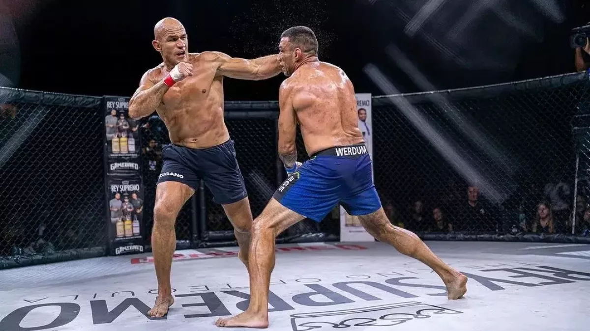 Bývalý šampion těžké váhy UFC ovládl MMA bez rukavic, soupeře sundal ve 2. ko