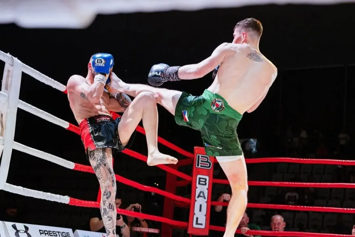 Český dvacetiletý talent krotí démony i soupeře v kleci. Brazilce uspal KO kopem na hlavu