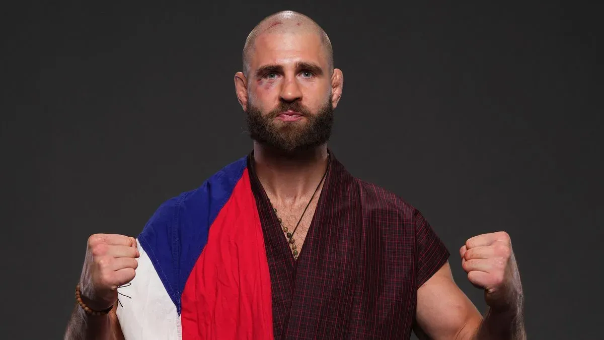 Český samuraj bude tátou. Procházka s partnerkou čekají potomka