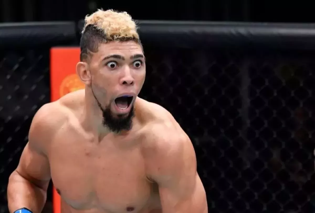 Chaos v UFC. Walker se pustil i do rozhodčího. V kleci musel krotit emoce i White