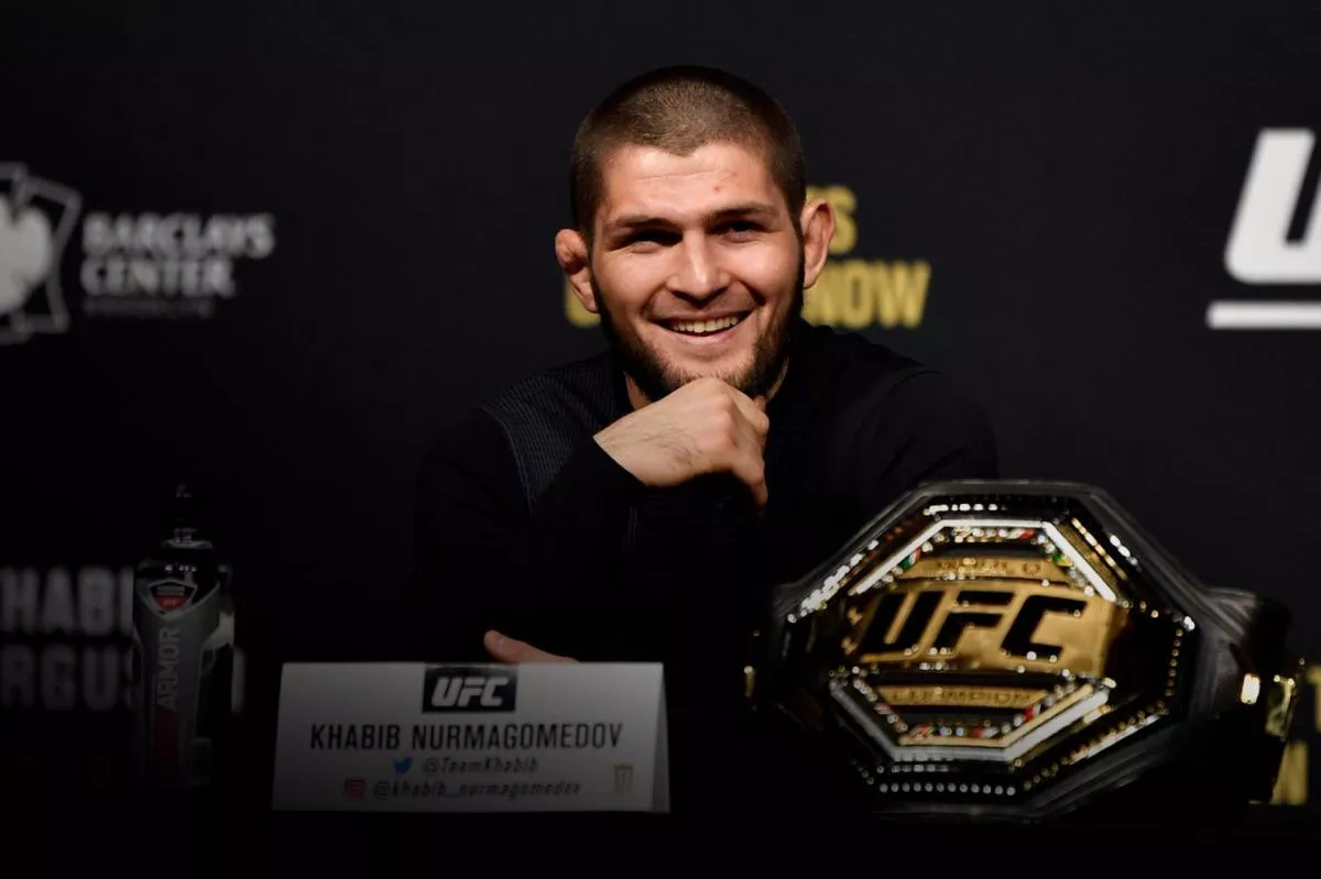 Co mají společného Nurmagomedov a Messi? Oba podepsali fotbalové smlouvy