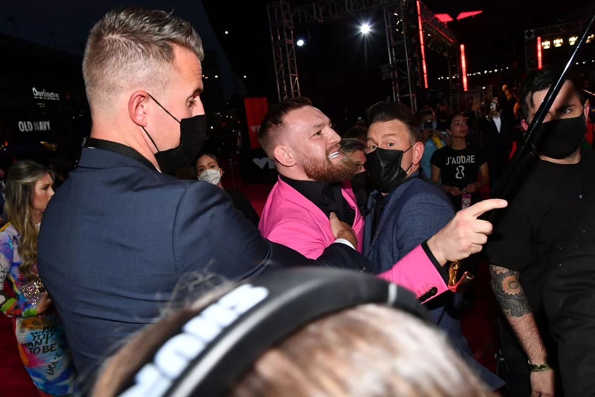 Conor už zase řádil. Na předávání cen MTV chrstl drink na rappera, kterého prý ani nezná