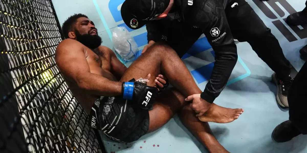 Curtis se v závěru souboje nepříjemně zranil! Jak dlouho bude mimo?