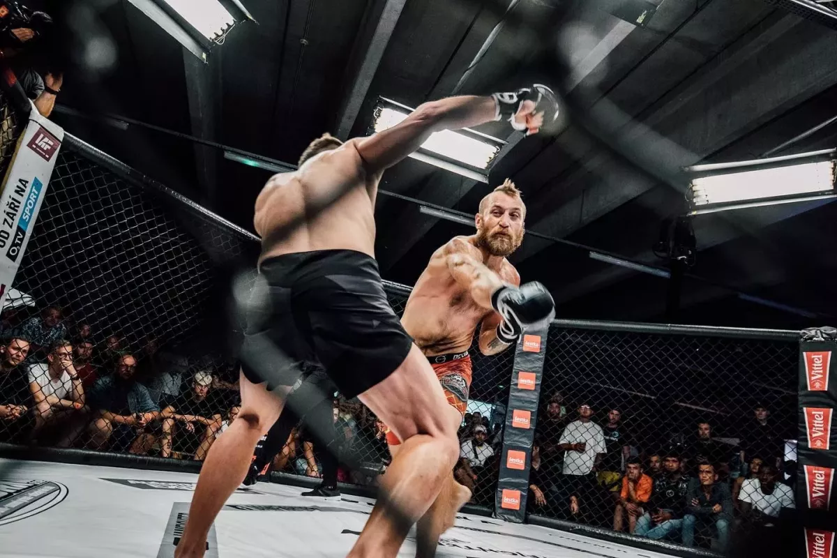 Další díl bitev v garážích. Tentokrát se poperou i Hošek, Jakubík a fighter od palačinek