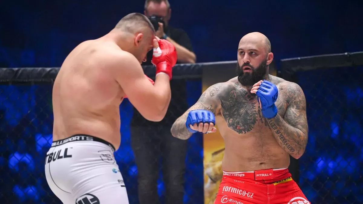 Derby obrů v kleci. Elitní Čech před pikantní bitvou: Stačí jedna rána