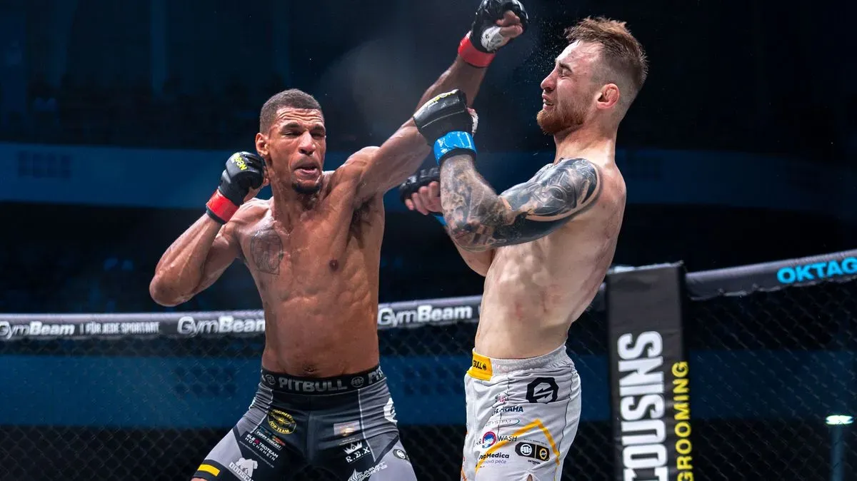 Divočina v Německu. Rozjetý Čech tvrdě narazil, kráska zazářila K. O. loktem z otočky