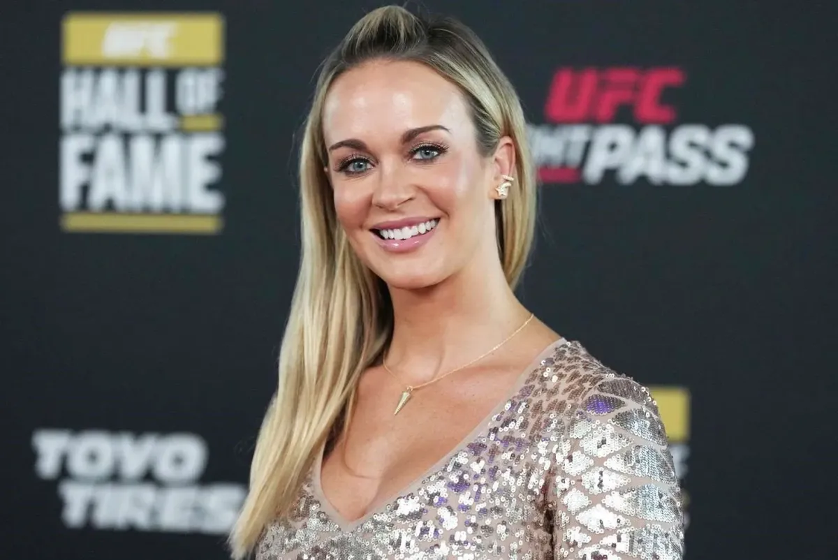 Do plavek. Kráska z UFC zaujala jako nová členka Pobřežní hlídky