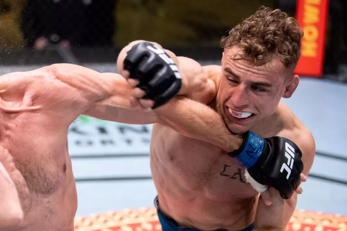 Dokonalý obrat v UFC. Američan vytáhl ruku ze zničující pasti. Nakonec sám trestal