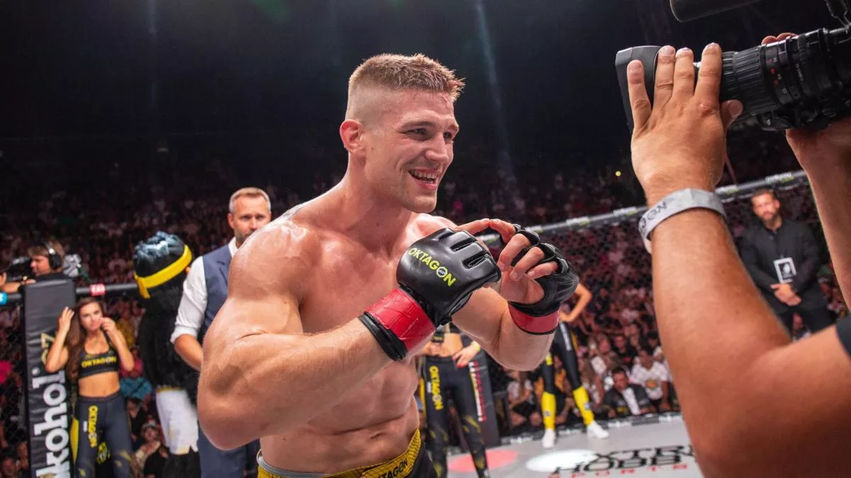 Drsná motivace před bitvou v kleci. Meloun nacvičoval grimasy před zrcadlem. Jsi zvíře, slyšel