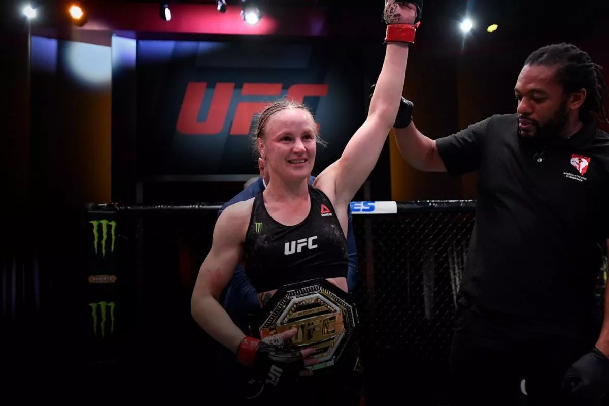 Drsná šampionka UFC to rozbalila se zbraněmi. Lovila medvědy v divoké přírodě
