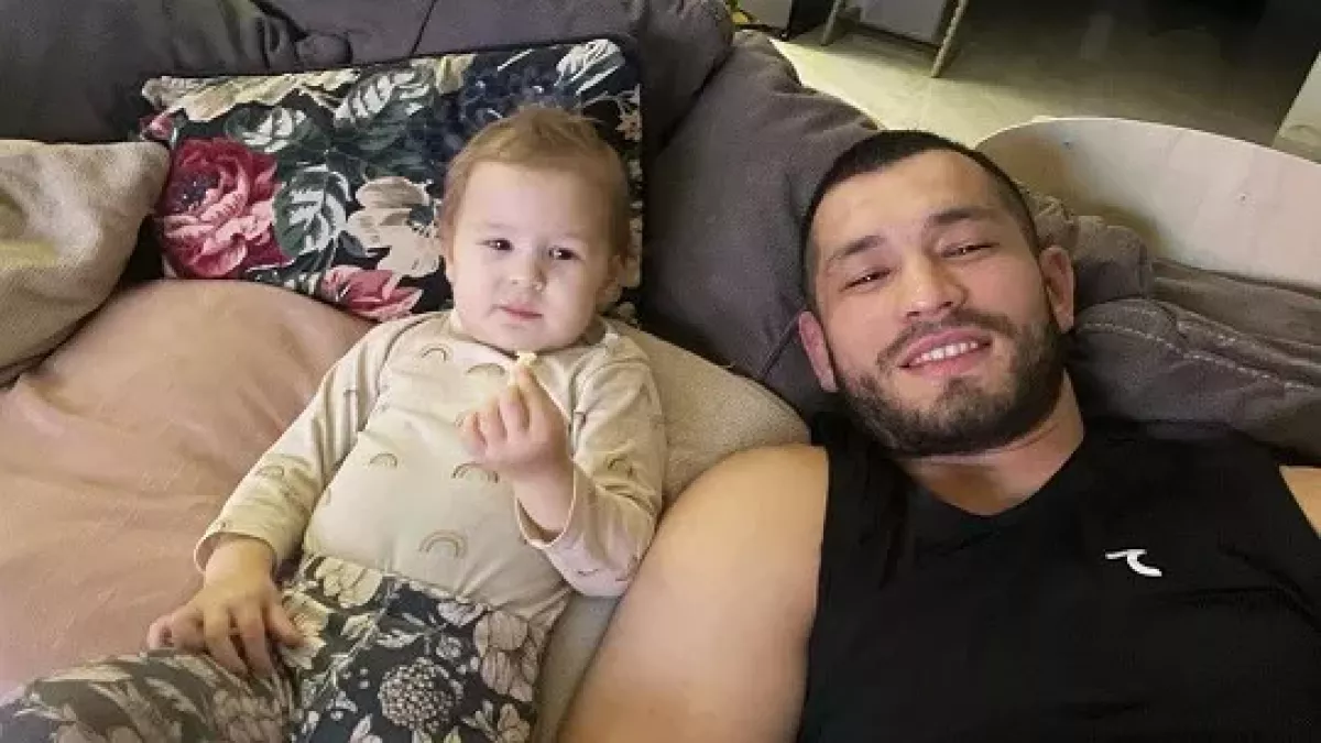 Drsňák Muradov je zraněný a věnuje se rodince. S dcerou Ruminkou si užívá každou volnou chvilku