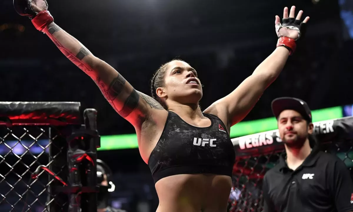 Dvojitá šampionka UFC po koncertu v kleci ukončila kariéru. Polibek na rozloučenou