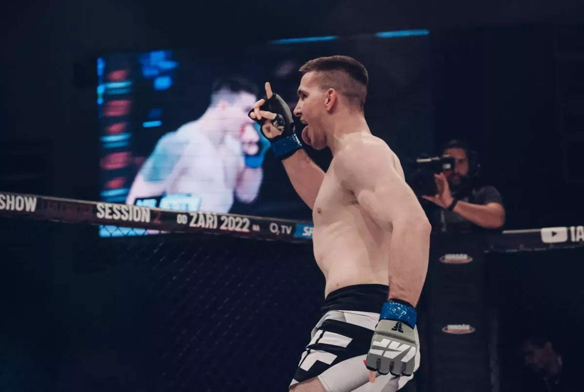 Elitní boxer v MMA vytasil netradiční zbraň