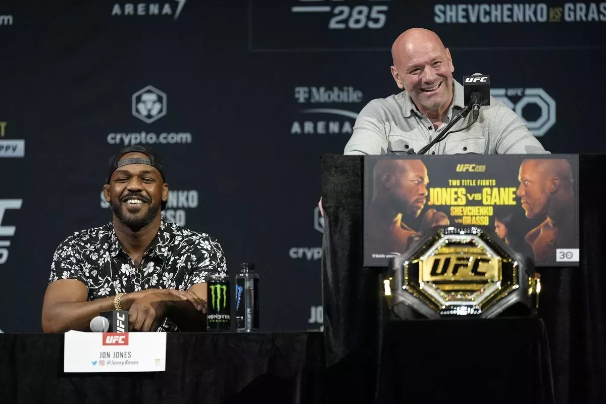 Fanoušci chtějí Jonese zbavit titulu, šéfa UFC to však nezajímá. Místo toho ladí jeho další bitvu