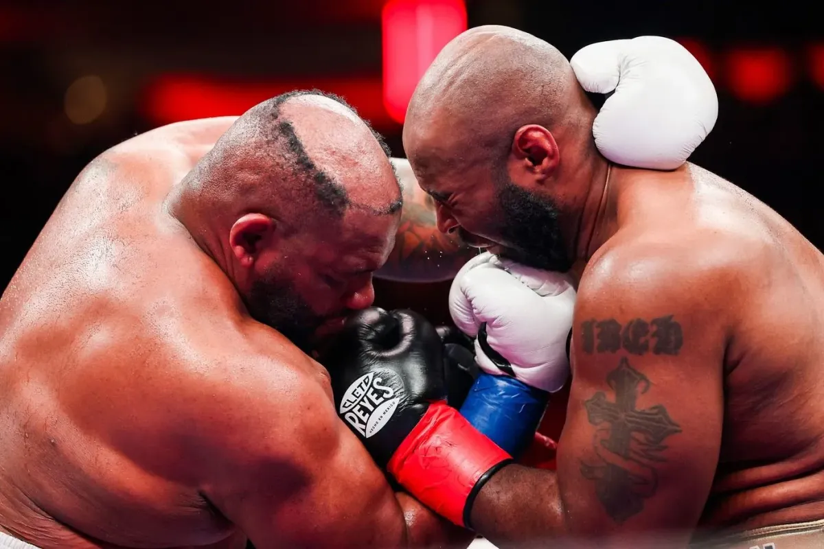 Fanoušci nevěřili. Boxer přišel po ranách v ringu o paruku