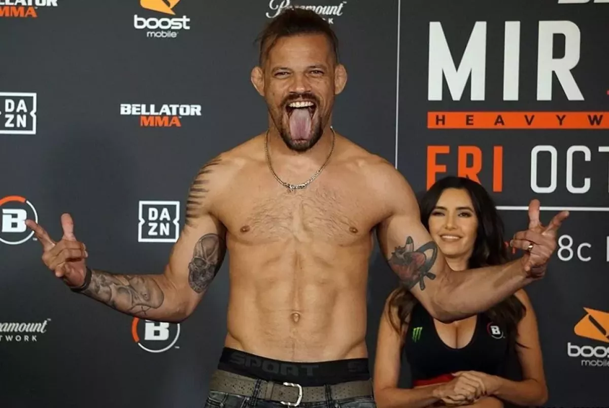 Fighter se do soupeře zakousnul, ten křičel bolestí