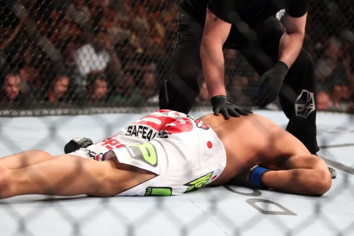 Hlava se stala kovadlinou. Bojovník zničil rivala dvěma údery najednou