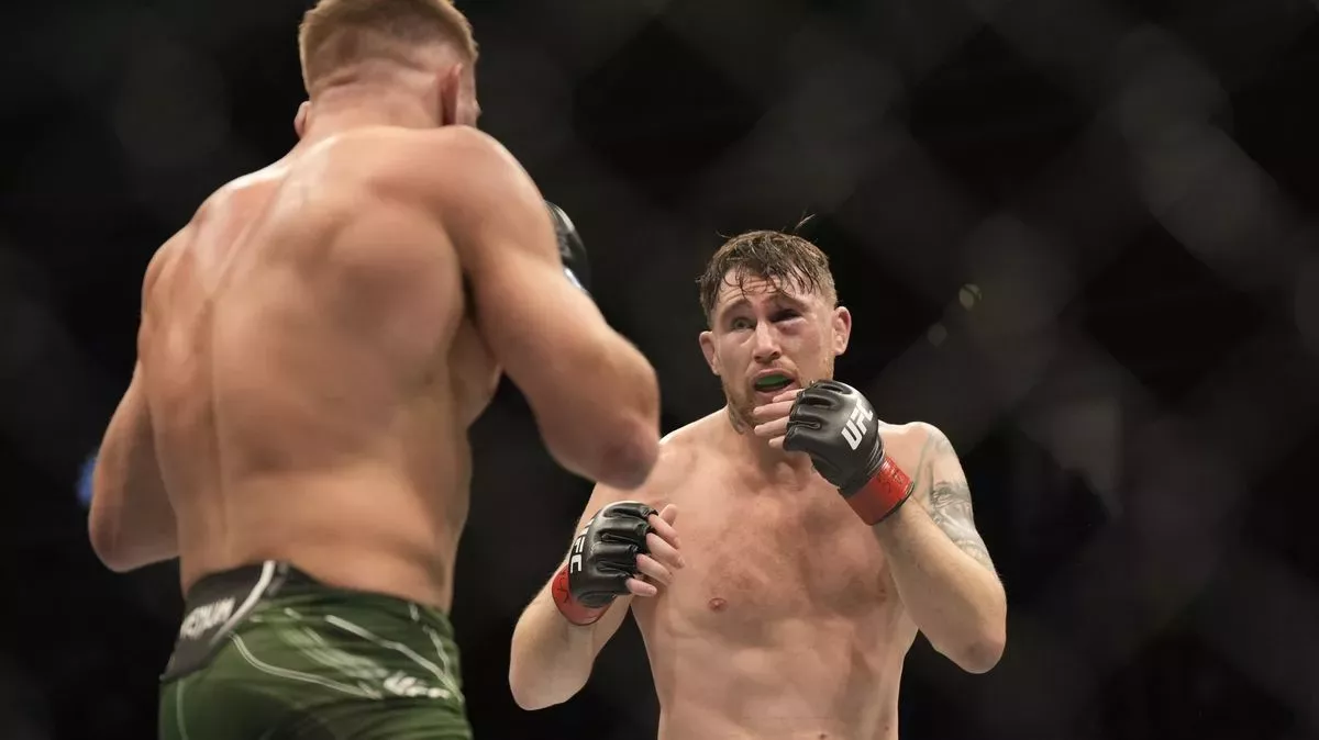 Hromadná bitka v ringu. Činila se hvězda UFC, došlo i na dupání na hlavu