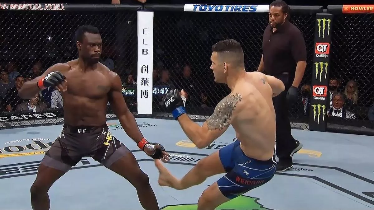 Hrůzostrašné zranění v UFC, okamžitě do nemocnice! Konec po 17 sekundách. Vítěz nedal ani jeden úder