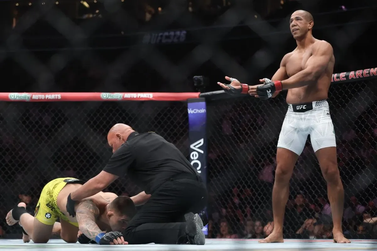 Hulk z UFC padl k zemi, mimo byl po jediné ráně