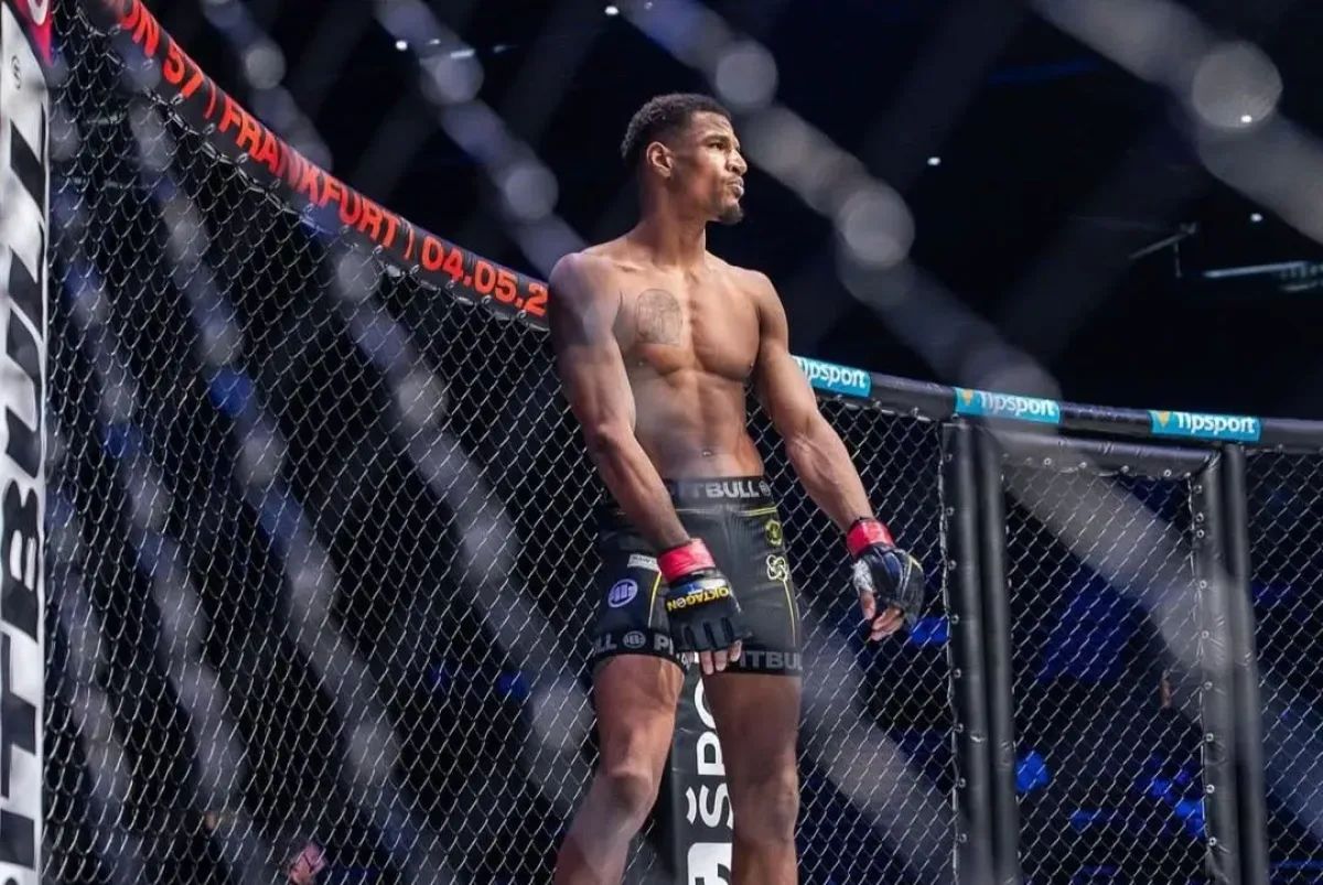 Ir z Oktagonu ladí formu i s borci z UFC. Už si myslí na dva tituly