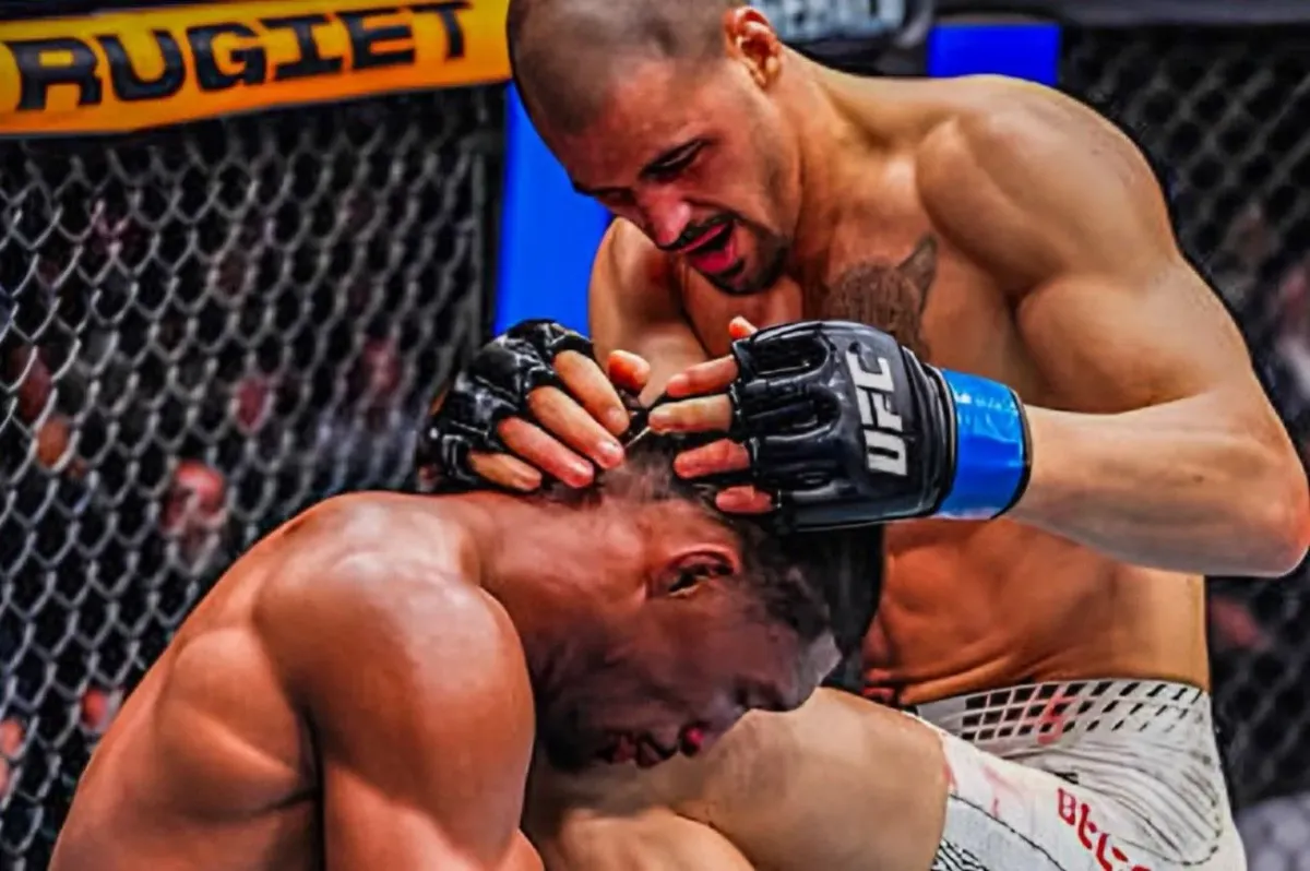 Jako Pereira. Dvoumetrový habán z UFC skolil soupeře kolenem