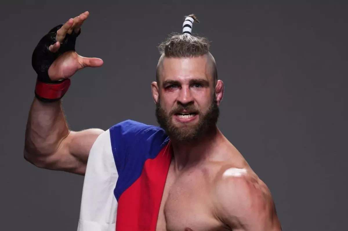 Je to tady. McGregor je ze hry. Do akce jde Procházka. Na konci měsíce zabojuje o titul UFC