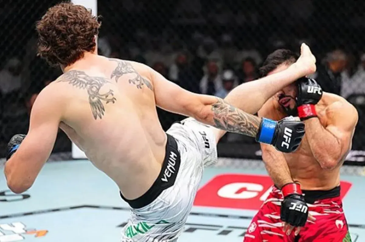 Jeden z nejhorších knokautů v UFC. Čtyři bojovníci převezeni do nemocnice