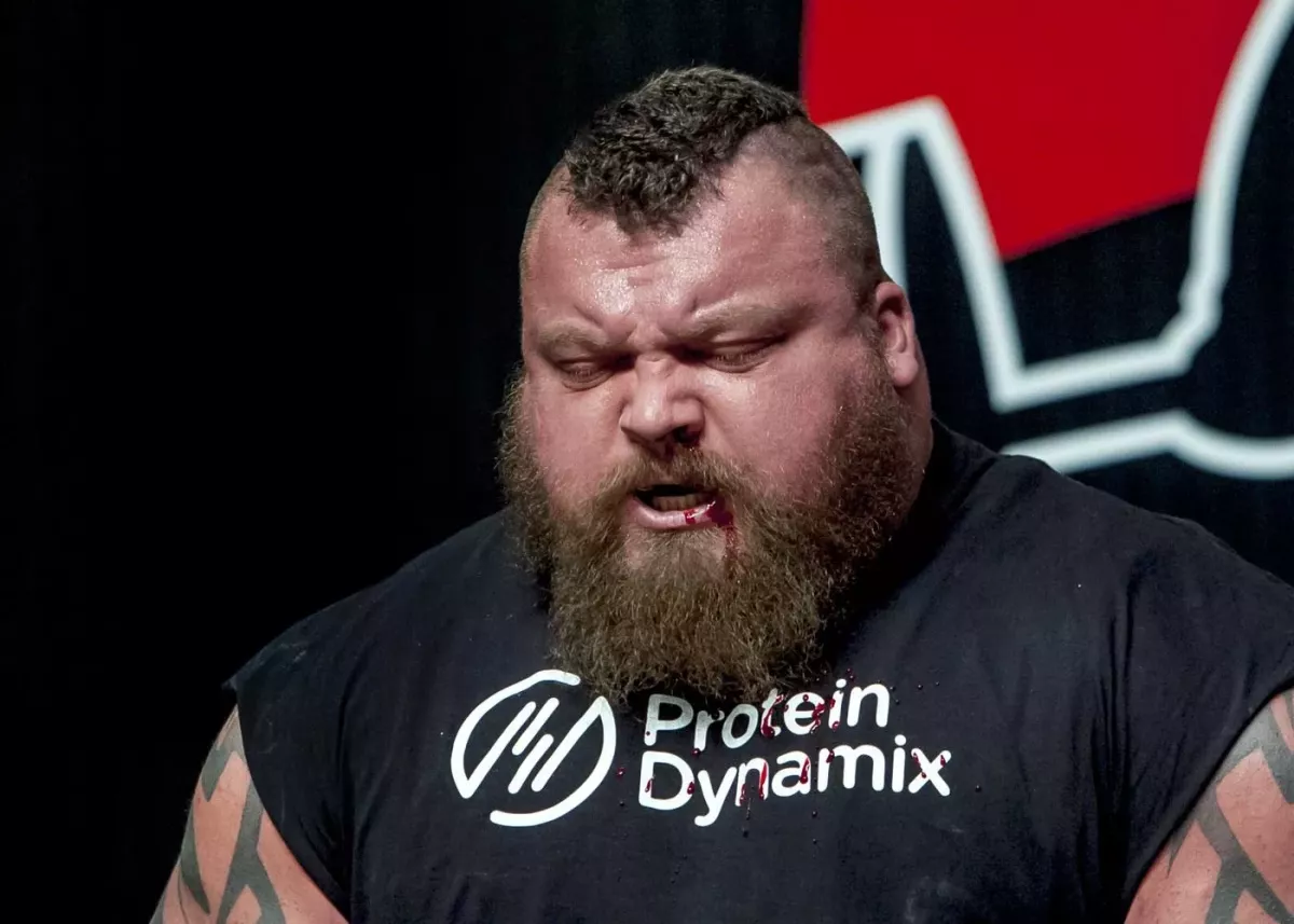 Jeden z nejsilnějších mužů světa ustál rány od šampiona UFC