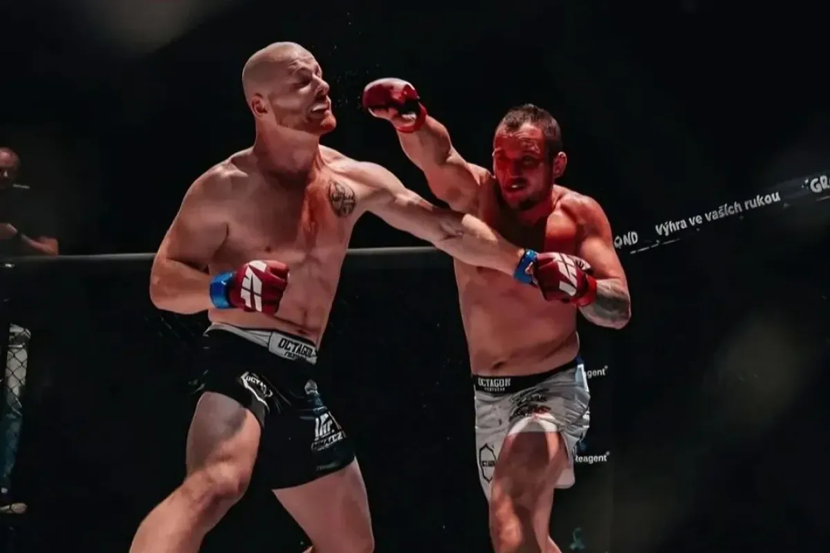 Jeho vlastní rodina se ho zřekla, bojovat bude na památku nedávno zemřelé náhradní maminky