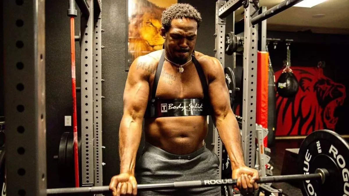 Jon Jones zvedá činky doma v garáži a hledá gym, kde by si mohl před návratem do boje zaspárovat