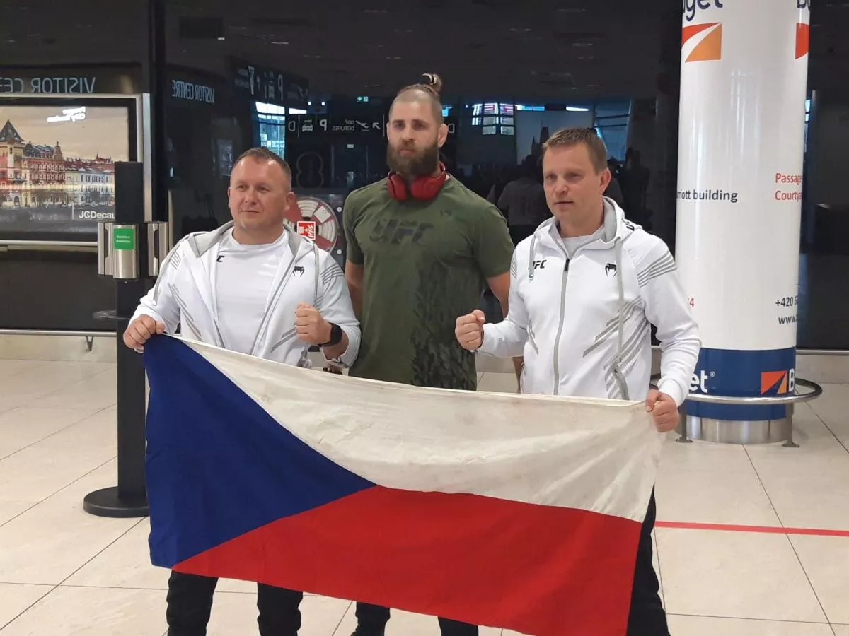 KO loket nejde zapomenout. Procházka zažil rušnou cestu z Las Vegas. Všude ho poznávali fanoušci