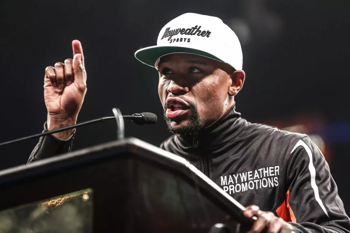 KO v prvním kole. Do roka z něj bude milionář, tvrdí Mayweather o svém chráněnci