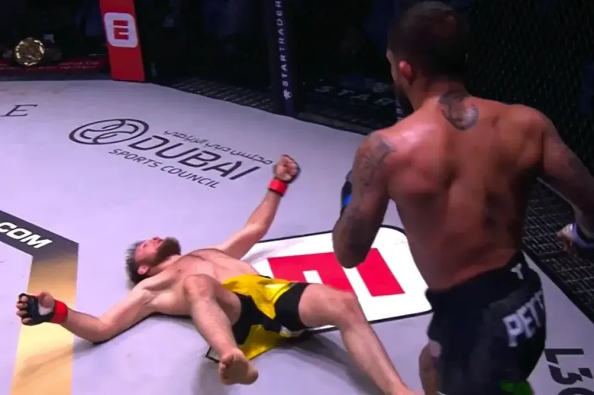 Kandidát na KO roku. Loket zády k soupeři a kladivo do hlavy jako tečka