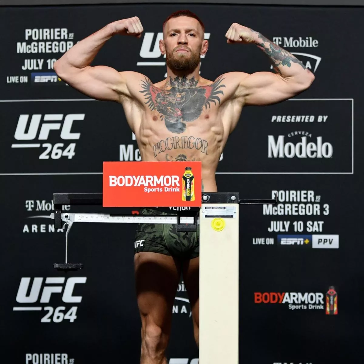Kolik vydělá McGregor za víkendový zápas v UFC? Čech s průměrnou mzdou by musel pracovat 507 let!