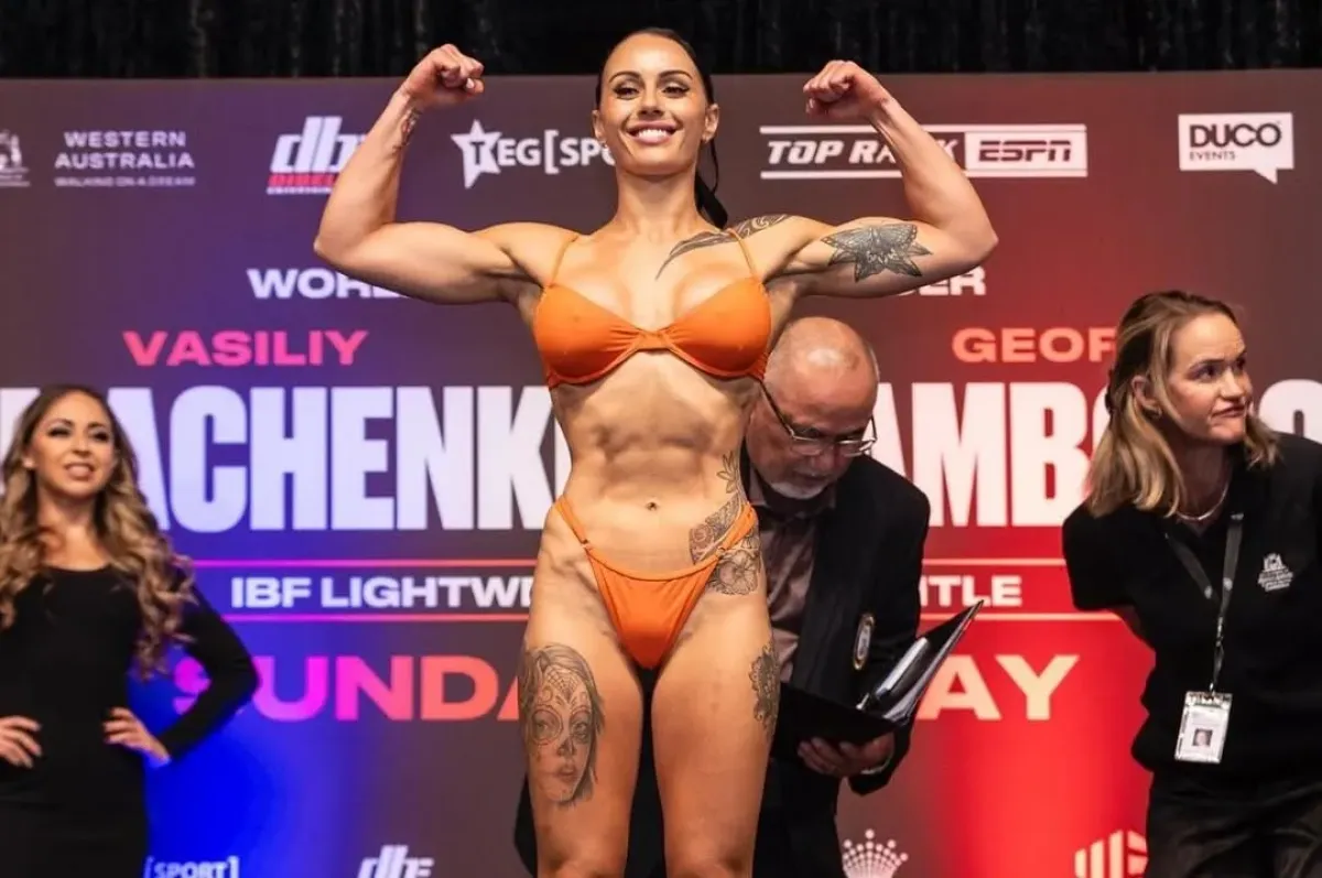 Kontrola musí být. Krásná boxerka se v ložnici vážila polonahá