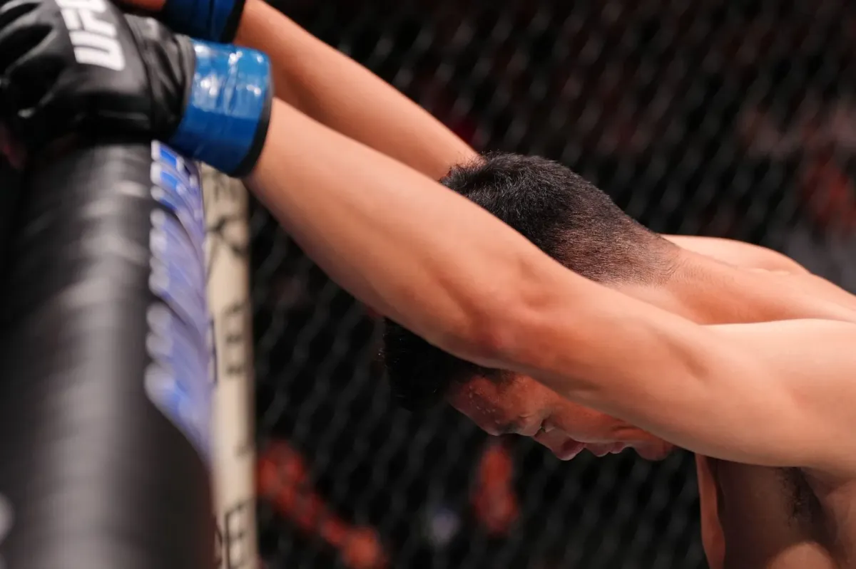 Kop do rozkroku a konec. Veterán UFC v kleci zvracel